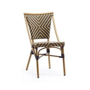 Meble publiczne z wiklinowymi krzesłami do kawy w kawiarni Street Cafe